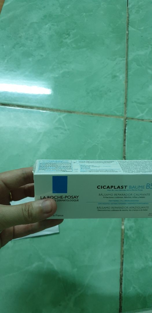 Chiều nay mình mới nhận hàng.
Kem dưỡng thì được bỏ vào hộp và bọc thêm 1 lớp nylon ở bên ngoài. Còn sửa rửa mặt thì bỏ vào hộp k được dán tem kỹ càng (như kiểu đã qua sử dụng). Mở ra thì thấy sản phẩm chỉ còn có 1 nửa tuýp, miệng tuýp cũng k còn dán miếng nhôm để chắc chắn hàng mới