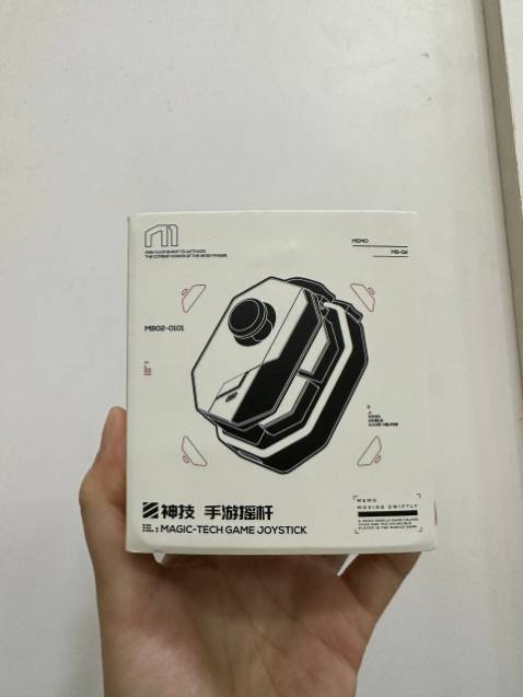 Tay cầm chơi game nhỏ gọn, còn có nút bọc hình tay mèo dễ thương, hộp đựng chắc chắn , chơi game cực thích mình rất ưng.