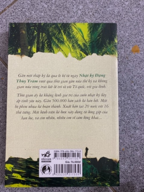 Giá Bìa sách shop bán giá 90k . Nhưng lại giao sách cũ giá 76k . Làm ăn vớ vẩn. Treo đầu dê bán thịt ***. 
Mn k nên mua