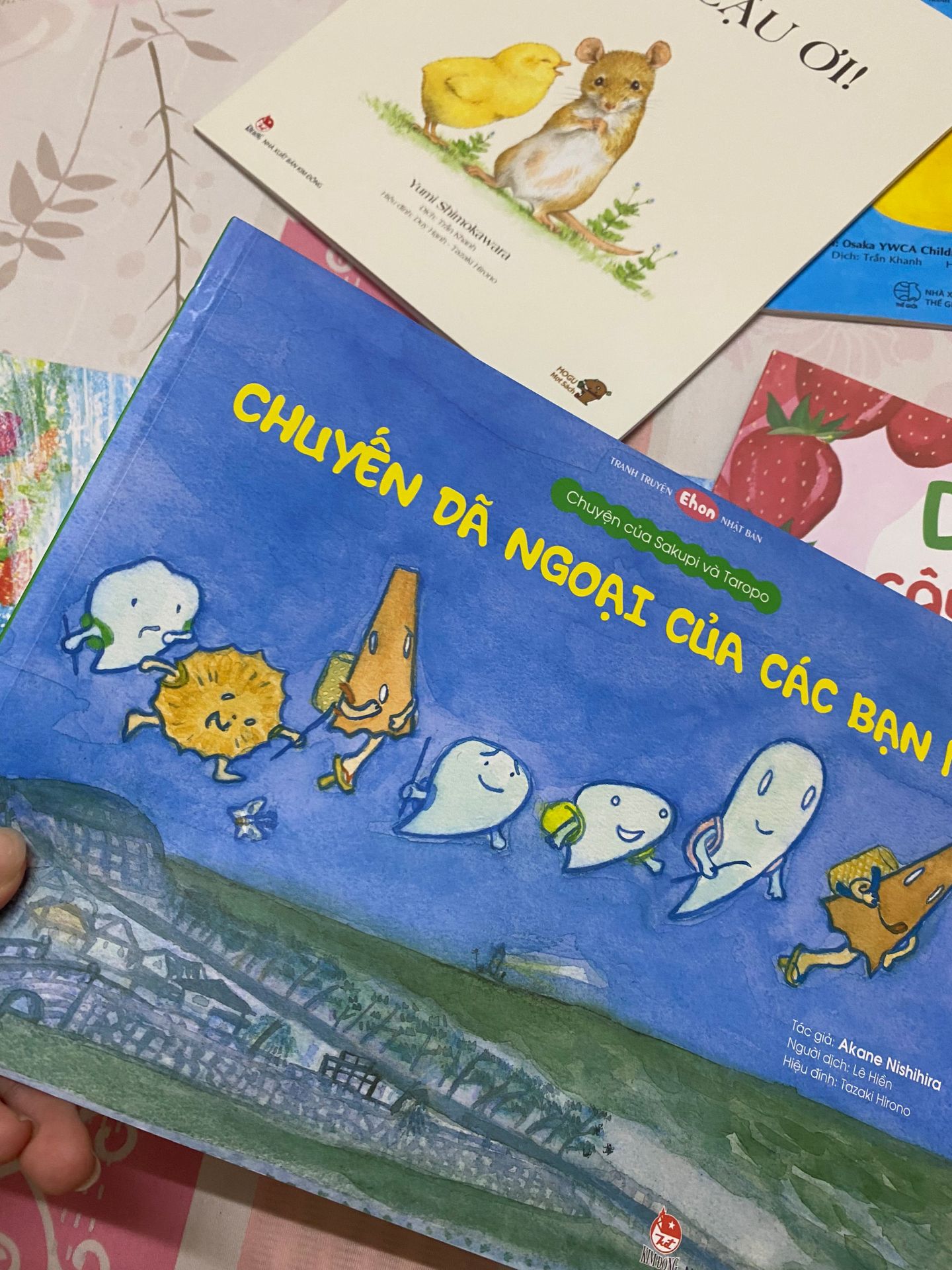 Gói kĩ.sách đẹp.hình vẽ sắc nét,chỉnh chu, còn được tặng thêm cả tấm hình dán