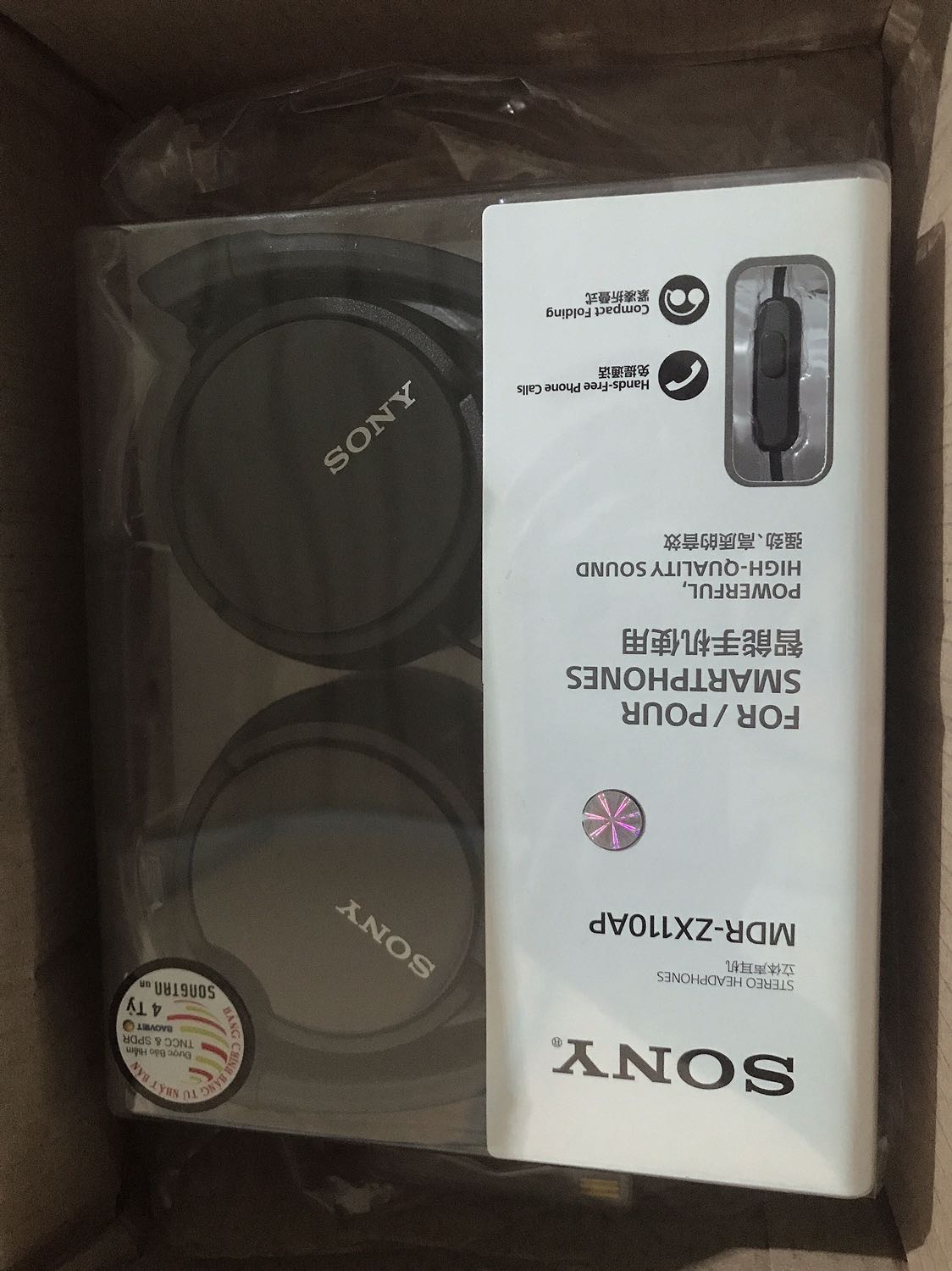 Sản phẩm đẹp, sang trọng, headphone đeo nhẹ rất êm, điều chỉnh độ rộng linh hoạt để vừa tai khi đeo. Thu nhỏ, gọn sản phẩm lại để mang ra ngoài rất tiện. Phần chụp tai có kích thước vừa phải, vừa cảm nhận được chất lượng âm thanh rõ ràng của âm nhạc, vừa có thể nghe được một phần âm thanh nho nhỏ từ môi trường.
Về âm thanh, mình nghe nhạc cổ điển và cũng có nghe nhạc sôi động Âu Mỹ. Âm bass, mid tốt, êm, thể hiện rõ nét, tự nhiên làm bài hát trở nên sinh động. 
Nó chỉ có nhược điểm một chút là bị tạp âm xíu, vì nó không phải over ear dành cho các bạn chuyên nghiệp làm nhạc, âm thanh trong phòng thu. Phù hợp cho các bạn có nhu cầu thưởng thức âm nhạc ở mức độ khá và cần mang di chuyển nhiều. Ngoài ra, nó còn phù hợp cho các bạn văn phòng ít tiếp xúc với khách hàng như mình.
Đóng gói sản phẩm rất kỹ, tránh rung lắc mạnh khi giao ảnh hưởng đến sản phẩm. 
Giá cả hợp lý.
Nói chung về sản phẩm của Sony mình luôn tin tưởng và lựa chọn. 
Mình cảm ơn ạ.