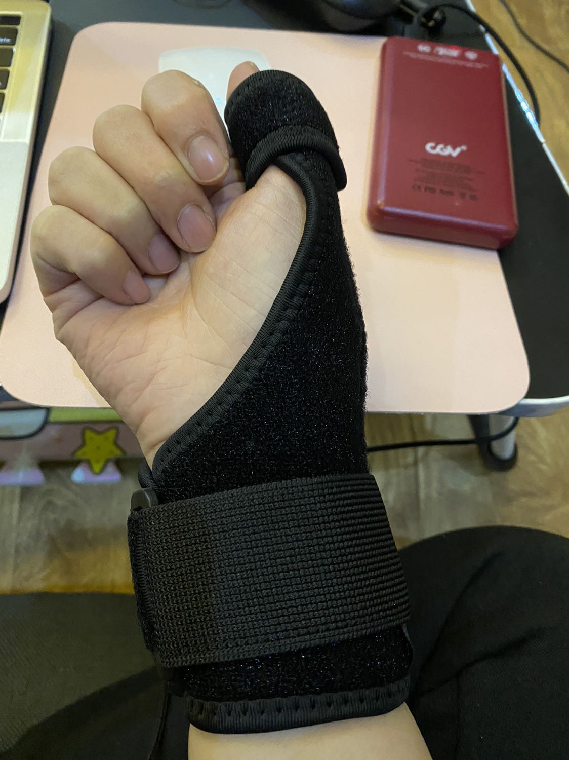 Sản phẩm tốt, giúp hạn chế vận động ngón cái và cổ tay, dùng hiệu quả để điều trị Hội chứng De Quervain, vừa đeo vẫn có thế làm việc được!