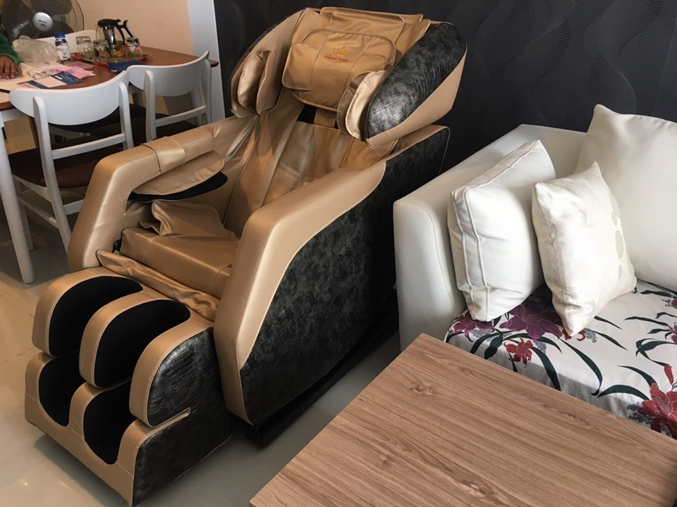 Tôi hài lòng cả về hình thức và  cả chất lượng sản phẩm. Chiếc ghế với nhiều chế độ mát xa llinh hoạt vận hành mát xa chuyên sâu trên từng bộ phận cơ thể, tích hợp hệ thống mát xa nhiệt. ..Màu sắc được phối hợp ấn tượng, cổ điển nhưng ko kém phần sang trọng.. Đi làm về mệt mỏi nằm lên ghế vừa nghe nhạc vừa thư giãn rất thích. Hệ thống loa blutooth nghe êm tai, máy vận hành cũng nhẹ nhàng nên rất thoải mái khi mát xa. Sử dụng sản phẩm được hai tuần rồi  nhưng ko có gì để chê.