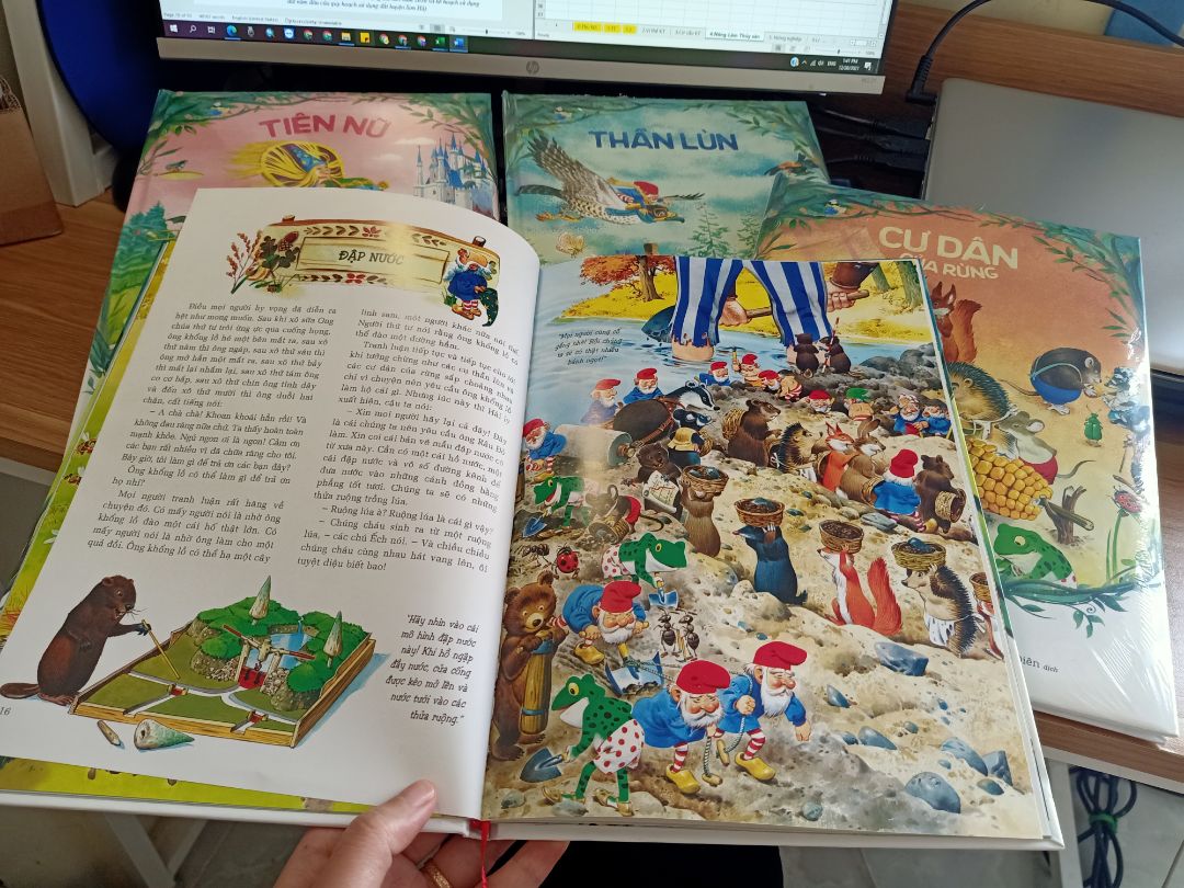 Sách khổ to, bìa cứng, vẽ đẹp chi tiết, mùa sắc rõ nét. Nội dung khá hay, bé nhà mình vừa đọc vừa cười khúc khích. Để cho bé đọc và tăng thêm vốn từ cũng  hợp lý. 😍