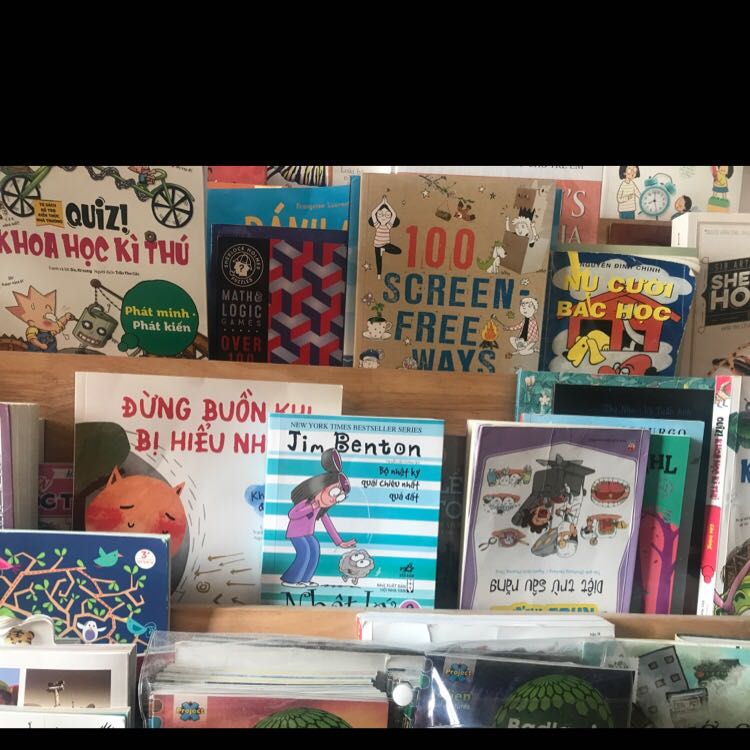 Sách hay, 7 thói quen tốt được miêu tả qua 7 câu chuyện nên rất dễ áp dụng để dạy trẻ nhỏ. Chỉ cần kể chuyện cho con nghe và hỏi con các câu hỏi cuối chuyện là đã đủ. Lúc đầu mình lo sách toàn lý thuyết sẽ khó sử dụng nhưng hoá ra lo thừa :))