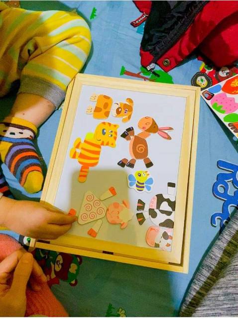 Rất đáng mua, mình không nghĩ là được nhiều hình vậy luôn, shop chuẩn bị và giao hàng rất nhanh.
Bé nhà mình rất thích.
Bảng vừa  ghép hình, có thể viết bút và phấn.
