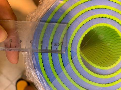 thảm to đùng luôn, dày đúng 1cm như ảnh chụp nhé... êm cực kỳ luôn,
Mình mới tập lân trc mua cải thảm mỏng nên bị đau hết đầu gối.
Thảm này thì ko đau tý nào luôn
cám ơn tiki, sẽ cố gắng ủng hộ nhiều nữa :D