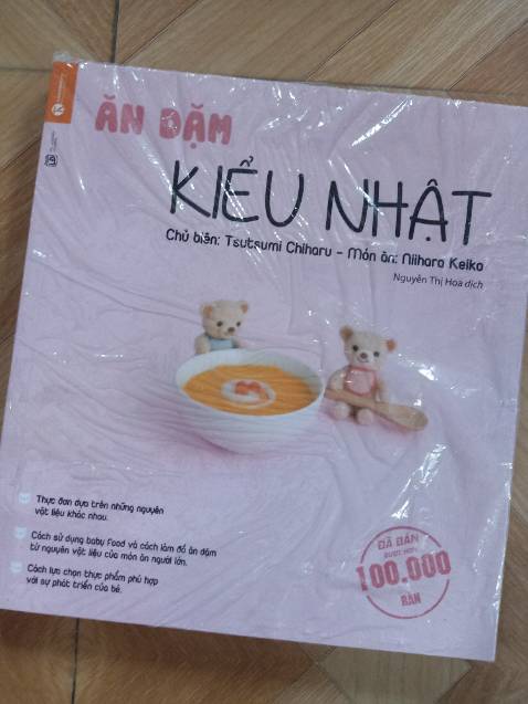 Đóng gói: đủ hàng, tuy nhiên cứ lần nào quyển sách mình mang tặng thì lại ko đc bọc, những quyển khác mk ko cần thì lại bọc và dán băng dính rất kỹ @@ 
Chất lượng: giấy đẹp, hình ảnh, chữ đều đẹp, ko có lỗi
Nội dung: sách mình mang tặng bạn ấy, nên chỉ lướt qua thôi, thấy rất cụ thể, chi tiết, ngoài các món ăn dặm cho bé còn có hướng dẫn lợi ích cụ thể, phương pháp giúp các mẹ cho bé ăn dặm đủ chất dinh dưỡng, các loại thực phẩm phù hợp với độ tuổi của bé. Đóng gói: đủ hàng, tuy nhiên cứ lần nào quyển sách mình mang tặng thì lại ko đc bọc, những quyển khác mk ko cần thì lại bọc và dán băng dính rất kỹ @@ 
Chất lượng: giấy đẹp, hình ảnh, chữ đều đẹp, ko có lỗi
Nội dung: sách mình mang tặng bạn ấy, nên chỉ lướt qua thôi, thấy rất cụ thể, chi tiết, ngoài các món ăn dặm cho bé còn có hướng dẫn lợi ích cụ thể, phương pháp giúp các mẹ cho bé ăn dặm đủ chất dinh dưỡng, các loại thực phẩm phù hợp với độ tuổi của bé.