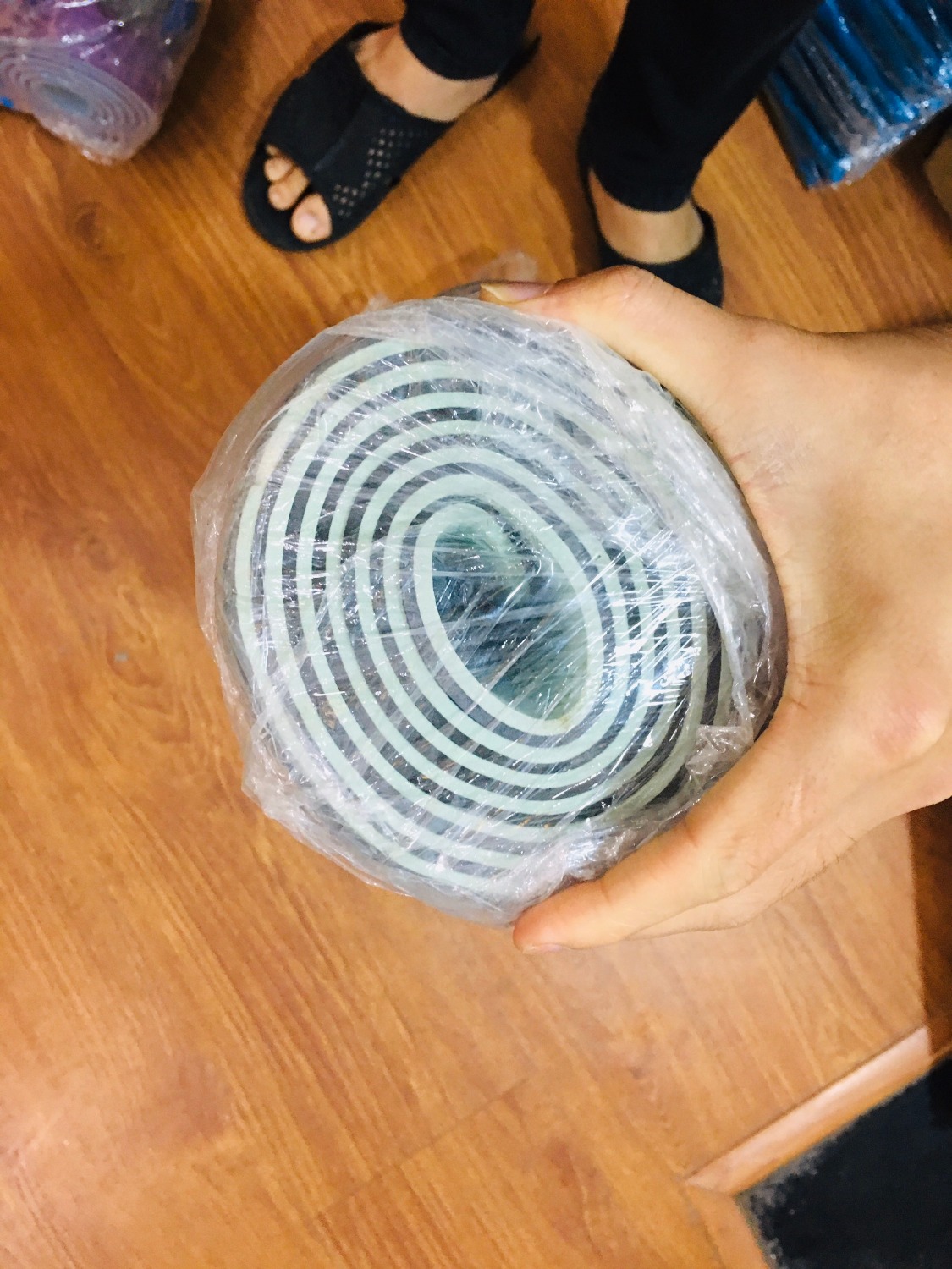 Màu sắc khá nét, không bị loang như nhiều hàng trôi nổi khác
Thảm rộng và dài nên tập khá thoải mái
TRên nền đá hay gạch hay gỗ đều bám sàn tốt.
Túi đựng tiện lợi dễ mang đi mang lại
Dây cũng chắc chắn lắm các cccm ạ! 
Em là cho 9,8 điểm. nhé…