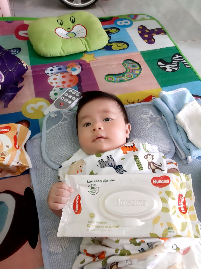 Bữa đầu là đc tặng thêm gói . Nhưng vì thấy nhiều tiền quá nên lưỡng lự chưa muốn mua+ thêm phí giao hàng cũng hơi cao nên cho vào giỏ hàng rồi để đó.  nay  quyết định mua thì nó lại hết tặng. Nhưng đc giảm 20k phí ship nên thôi mua luôn. đằng nào cũng phải dùng. mua nhiều thì giá sỉ.lẻ cũng hơn 40k rồi. lần đầu xài thấy thích quá nên mua luôn.