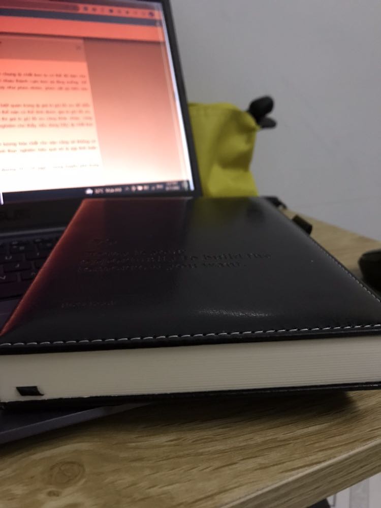 Mình rất thích cuốn sổ này. Bìa màu đen nhìn rất sang, giấy dày và đẹp. Sẽ ủng hộ lại lần sau