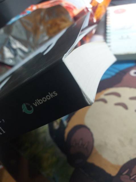 Mới đọc sơ qua thôi nhưng thấy nội dung cũng khá hấp dẫn, in ấn chữ viết bắt mắt
*Điểm trừ đáng quan ngại ở đây là gói và giao hàng không có tâm, sách không có bao ngoài dù nilon mỏng, sách giao đến bị xước nhiều ngoài bìa và móp nhẹ ở đáy. Giao hàng đến sách chỉ được bỏ không trong hộp và ngoài hộp còn bị móp rất nhiều (Có lẽ vậy nên sách mới bị móp). 
Cực kì không hài lòng về cách gói hàng:( Mong sẽ sớm khắc phục