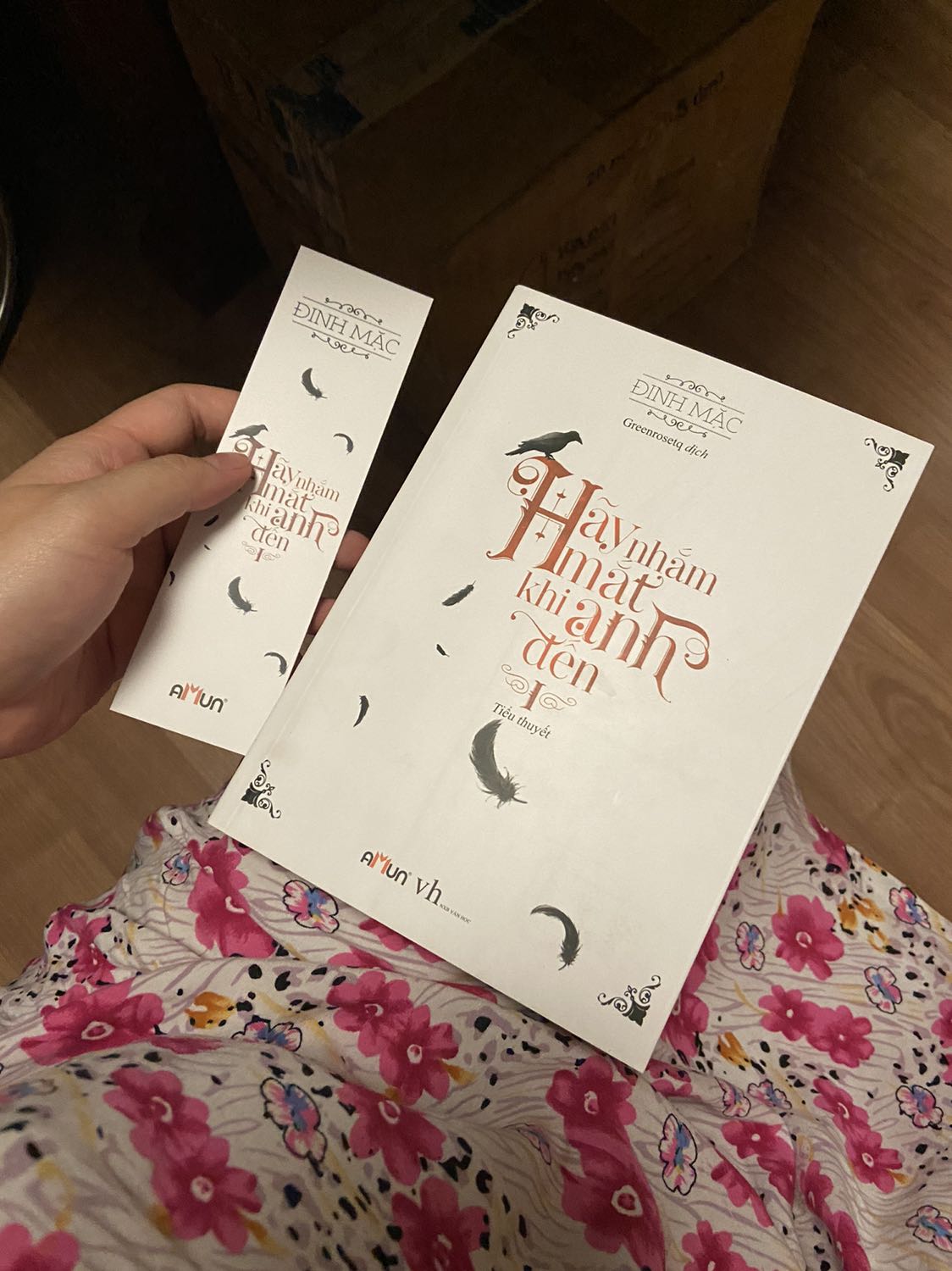 Truyện không có màng co nhưng may là không ảnh hưởng đến sách mấy. Tốc độ giao đúng nhanh. Đặt lúc 9:30 mà đâu 14:15 gì là có người giao rồi (giao hàng tiêu chuẩn á)