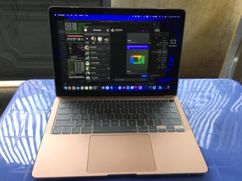 ok xài ổn. Khớp khít với bàn phím của máy. xài ban ngày thì nhìn không đẹp lắm do tấm phủ hình trắng mờ. không biết xài lâu có bị hằn vết lên màn hình không nhưng hiện tại thì không bị . và cảm giác gõ phím vẫn rất ok ( có lẽ vì an tâm không sợ bụi nữa nên mình thích cảm giác gõ phím khi có miếng phủ này) ai sợ hằn màn hình quá thì lúc bỏ ba lô túi xách di chuyển nhiều thì nên lấy miếng phủ ra.