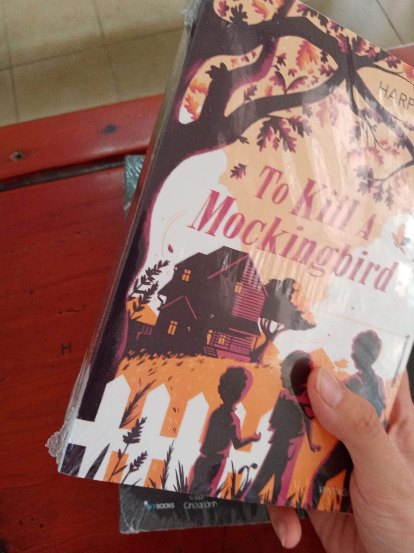 Sách nhẹ, mỏng, hơi vàng