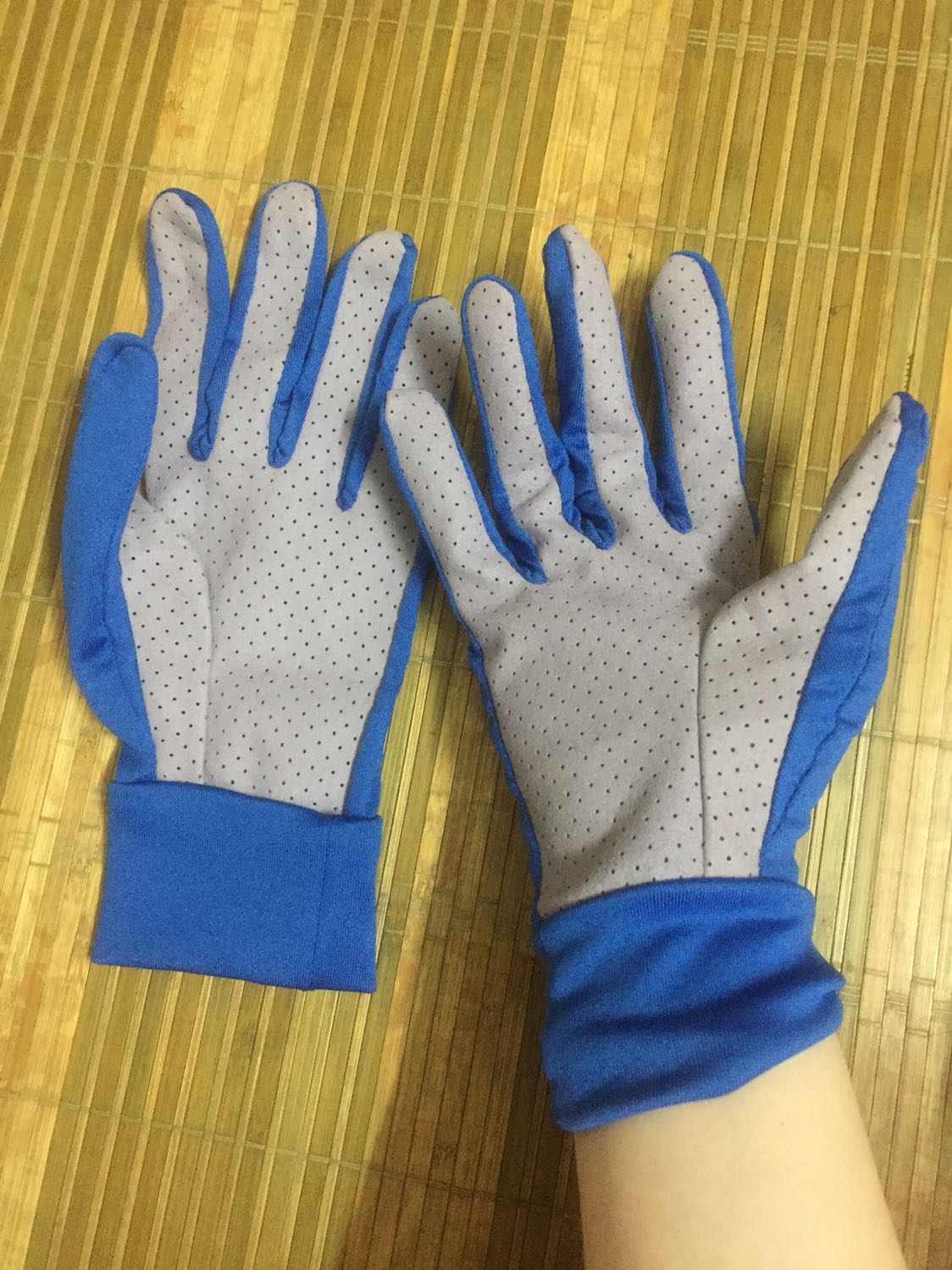 Đeo vào ngón tay vẫn thừa ra 1 đoạn. Chắc do tay mình ngón ngắn, trước vài cái găng tay đeo cũng bị vậy. 
Găng mỏng mỏng hợp với nữ. Nhẹ nữa. Độ bám tay ga vừa phải. 
Nói chung để 4 sao là cũng ok rồi