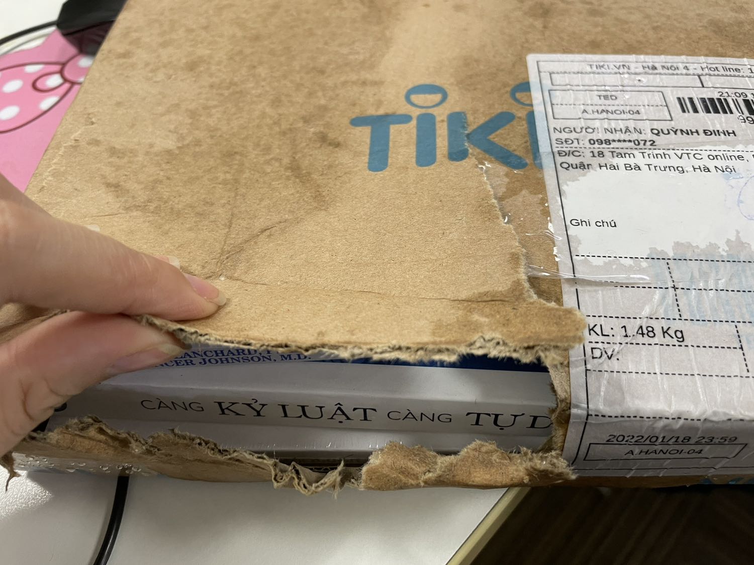 Mua sách, trời mưa, shipper giao cho cục hàng bằng giấy ướt mẹp :)