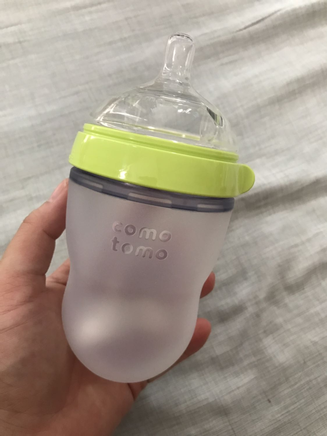 Hàng có hộp đẹp. Bình sữa mềm, núm mềm, em bé 4 tháng hợp tác bú.