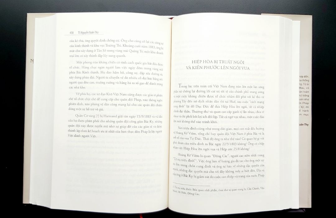"Bằng cách đưa vào quyển sách này những văn kiện ngoại giao, mà phần lớn chưa được tiết lộ, tác giả cố gắng góp phần vào sự xác định một số giai đoạn lịch sử những buổi đầu trong sự thiết lập hệ thống thuộc địa Pháp ở Việt Nam. Tác phẩm này sẽ không chú trọng nhiều về phương pháp tổ chức hành chánh địa phương, do tay người Pháp, tại Việt Nam, mà chỉ nhấn mạnh về bình diện chánh trị, ngoại giao và quốc tế của công cuộc thâm nhập này. Một công tác rất có giá trị. Bản thảo này quả là độc đáo, hơn hết các công trình nghiên cứu của các sử gia khác..." - GS Hoàng Xuân Hãn
Like & Thanks, Tiki!