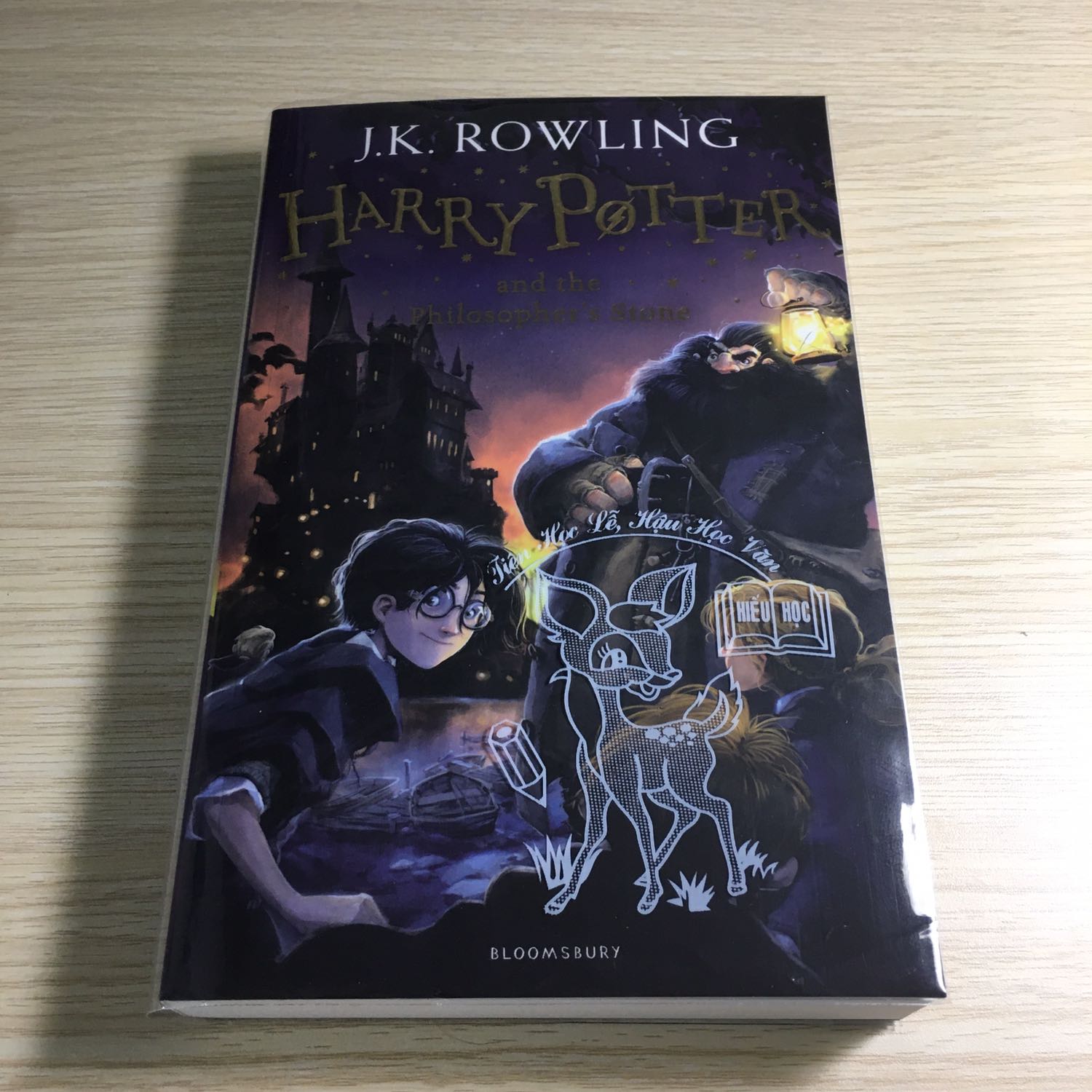 Tiki giao hàng rất nhanh. Mình đặt sách lúc 1h45 và sau đó 2h45 mình đã nhận được sách (dịch vụ Tiki siêu tốc). Sách được bọc trong một bìa bao cẩn thận. Sách hoàn toàn mới. Không có một chút trầy xước. Giá gốc là 265.000, nhưng mình mua chỉ với giá 158.000. Sách rất rẻ. Rất tuyệt Tiki ơi