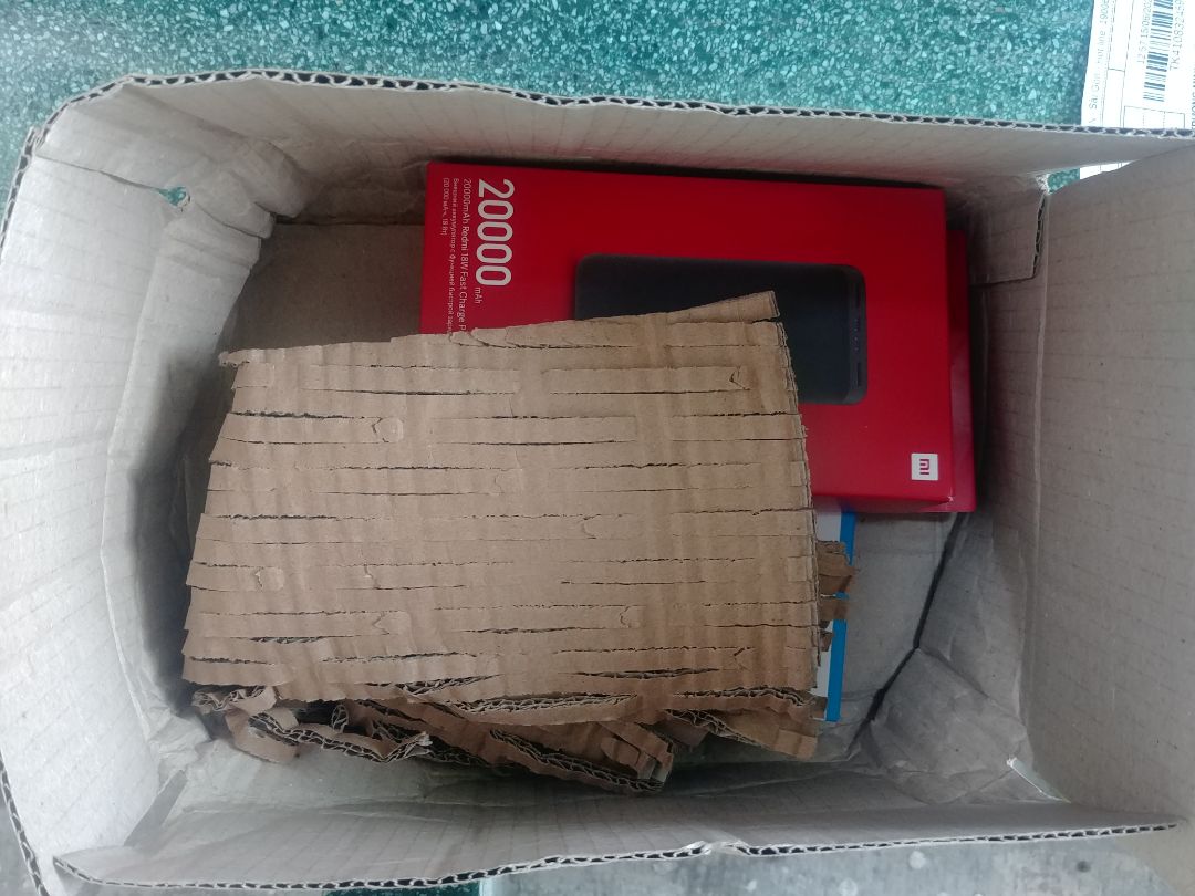 giao hàng nhanh.sản phẩm ổn. nhưng khâu vận chuyển hơi tệ nha: hộp móp méo, có dấu hiệu bị ướt. cũng may là sản phẩm bên trong không sao