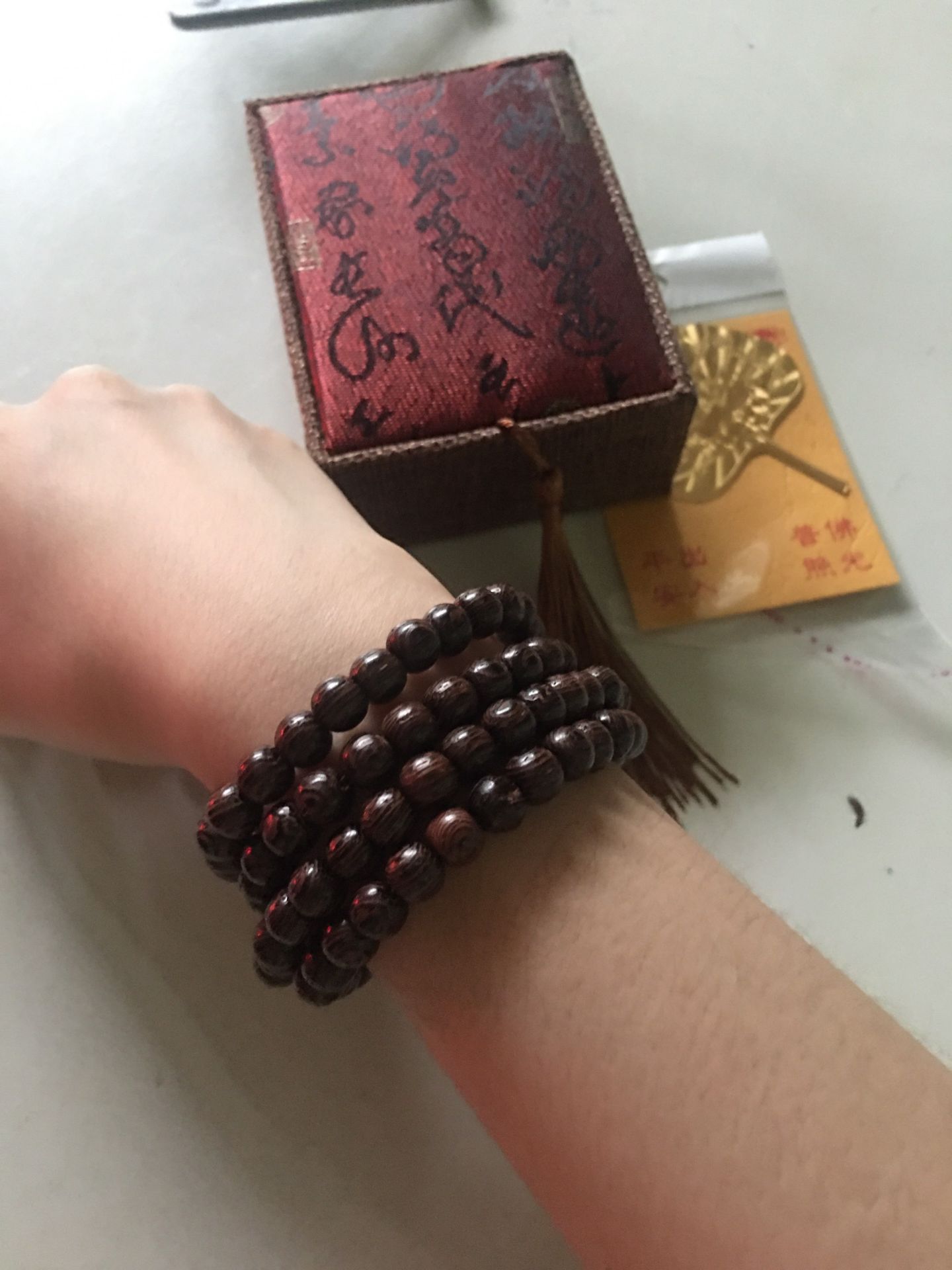 Combo đẹp, hộp gấm chắc chắn, lá bồ đề sáng đẹp, vòng gỗ đẹp, mang lên rất ưng. Shop giao hàng rất nhanh