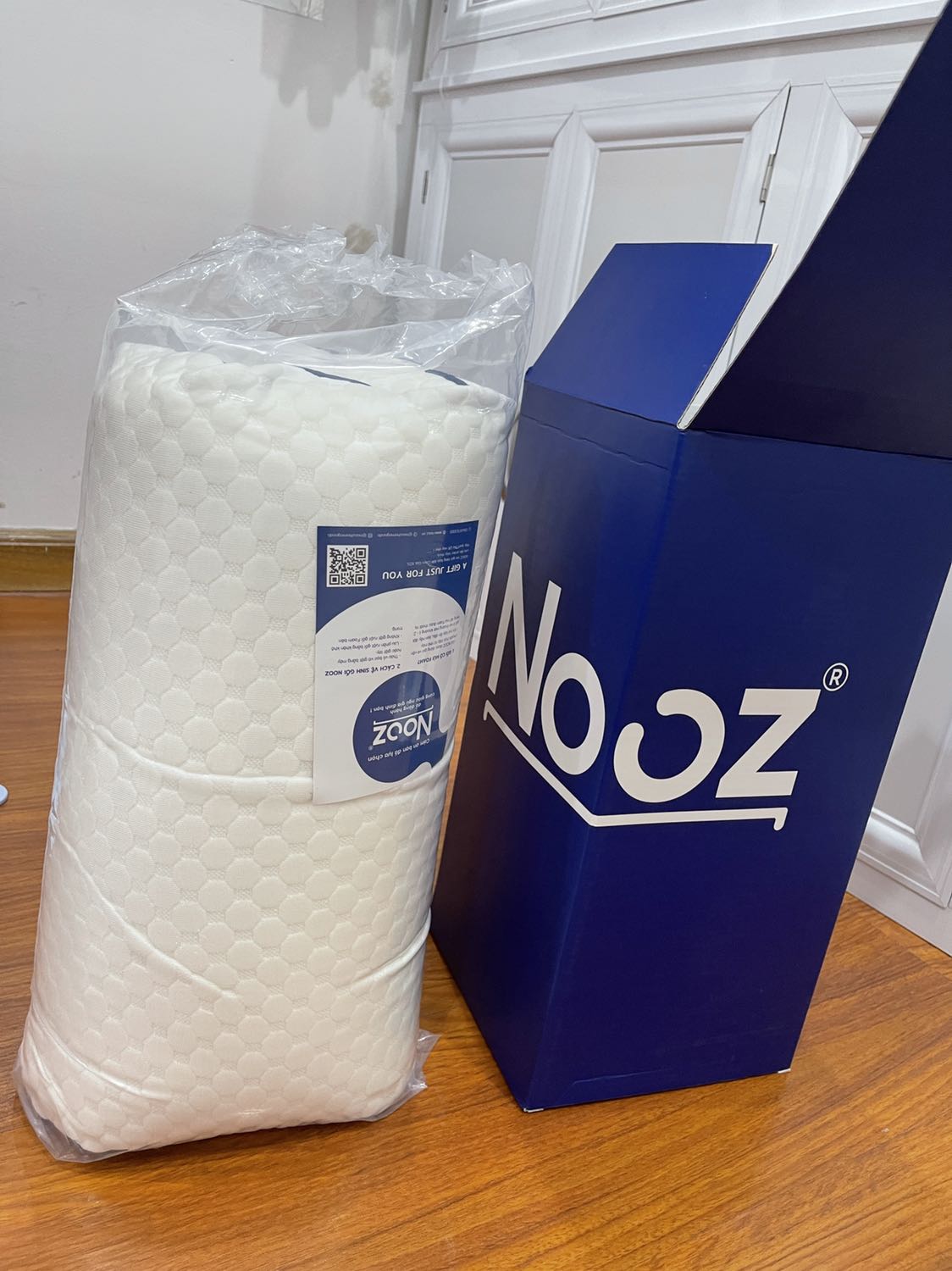 Gối dc hút chân không, cuộn gọn trong hộp xanh như hình. Sp đi kèm voucher giảm giá cho lần sau và lời cảm ơn. Có vỏ gối, bề mặt thành phẩm êm, mịn, mướt tay và cá nhân mình ko thấy có mùi cao su gì khó chịu khi mở sp cả. 
Đã ngủ 1 đêm, cổ vai gáy thì ngủ 1 đêm ko hết đau nha mọi ng nhưng cảm giác nằm gối này rất tuyệt, kiểu như có niềm tin là nó đỡ dc phần cổ của mình thật sự á. 
Trc giờ mình chỉ tin vào những chiếc gối lông vũ thôi, gối là phải mềm chứ nằm cục cao su cứng là nghe ngủ ko dc rồi đó. Nhưng ko mọi ng ơi sai lầm. Trải nghiệm sp để biết thêm về sự sửa sai của mình nha mọi ng. Haha