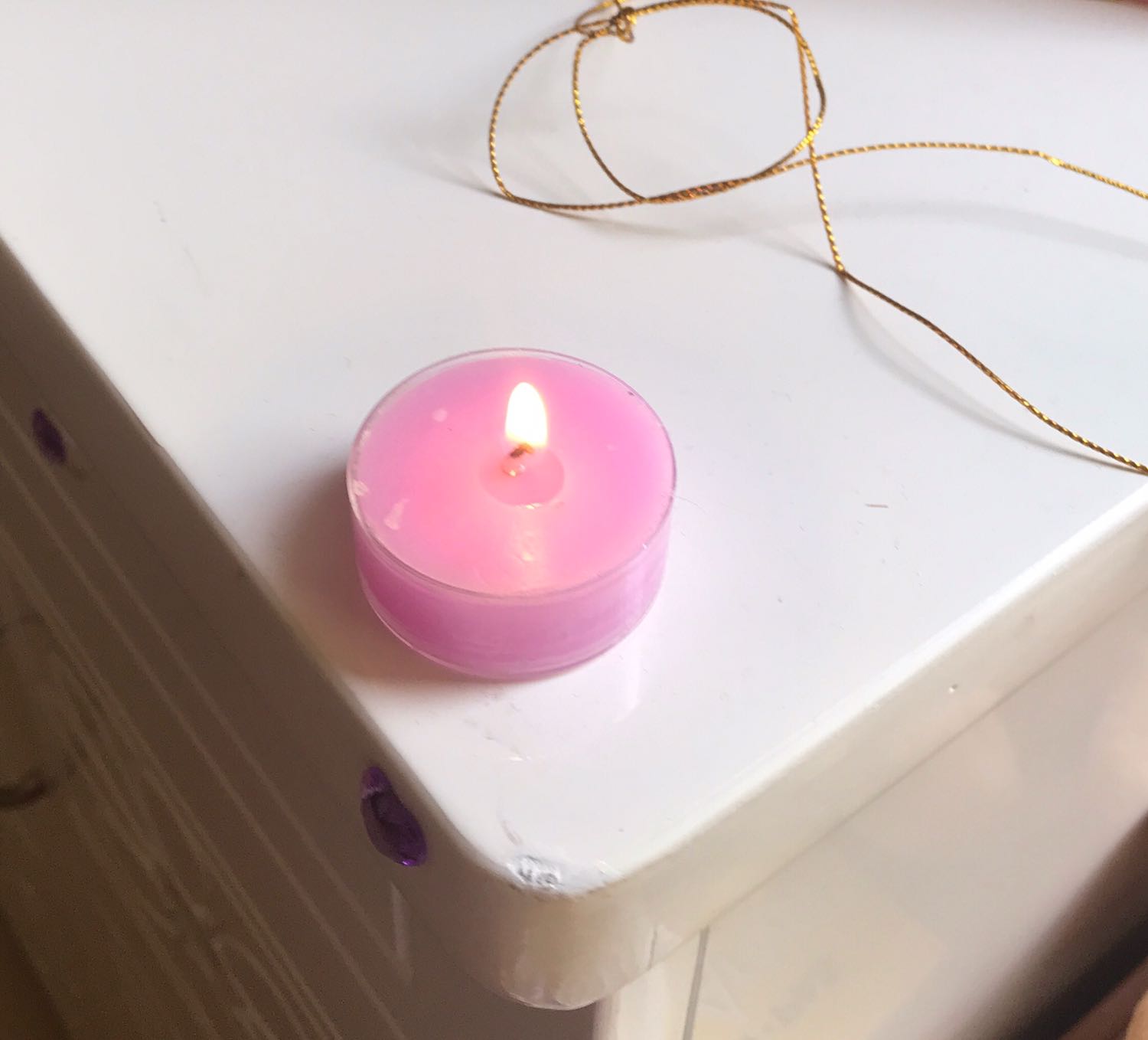 Vừa mở hộp đã ngửi được mùi thơm. Nhưng đốt lên không ngửi được mùi thơm cho lắm. Set 8 cái nhỏ cũng rất tiện lợi.