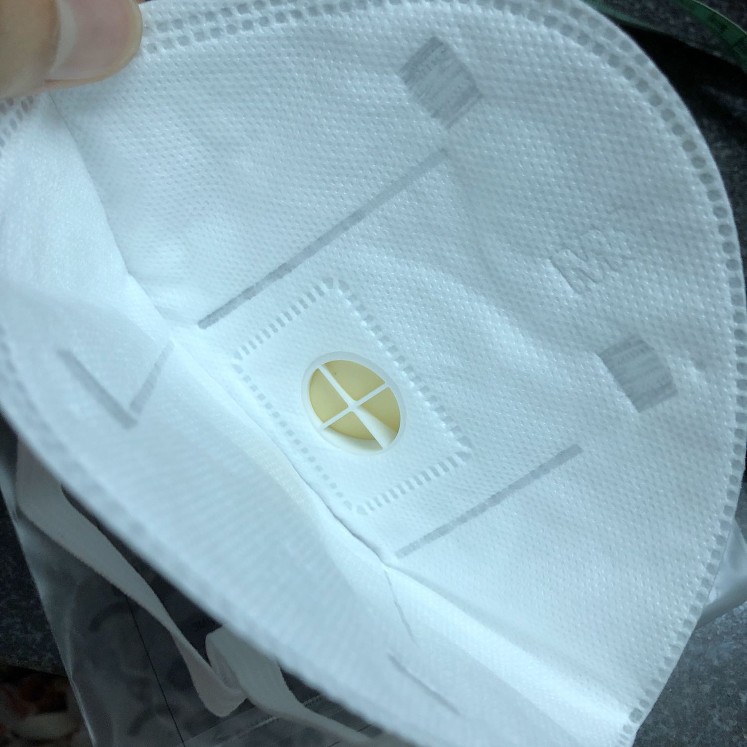 Khẩu trang đeo rất khít mặt nên lần đầu đeo sẽ thấy hơi khó chịu, hơi đau tai. Nhưng sau 1 thời gian sẽ quen sẽ ko thấy vậy nữa, bù lại do khít mặt nên hạn chế rất nhiều nụi bẩn.

Giá hơi đắt so với 1 vái khẩu trang nhưng tiền nào của nấy thôi, mình nghĩ vậy

Nhãn dán trên hộp ghi 20170920?? Date hàng bán trên tiki là hàng cũ ?? Hạn sử dụng của khẩu trang là bao lâu từ lúc sản xuất ???