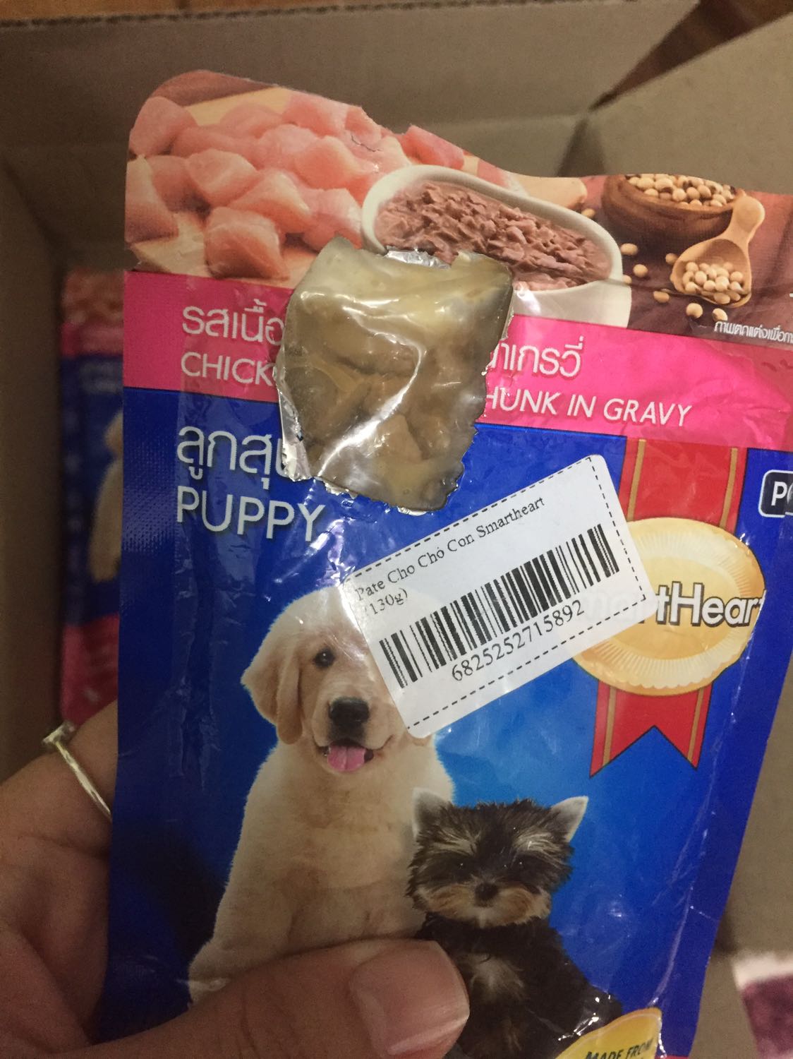 Mình nhận dc hàng thì vô cùng k ưng , mua 2 túi , 1 túi thì bị bóc ra như ảnh , 1 túi thì nhàu nát như có ai bóp , bên trong lỏng như nước chứ k còn dc viên viên như túi bị bóc , hàng vậy mà cũng giao cho khách được ???