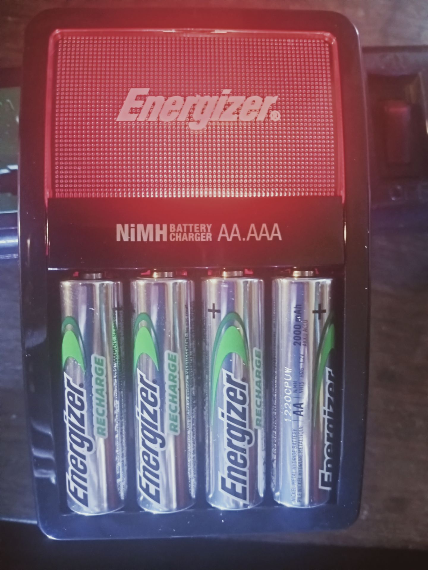 Sạc này có thể sạc có pin 3A và 2A,  pin kèm theo là pin made in Japan,  thương hiệu mĩ nên anh em yên tâm chất lượng nhé.  Lưu ý là chỉ sạc được pin NiMH có chữ rechargeable thôi nhé,  pin thường alkaline hay pin carbon  có chữ do not recharge ( không được sạc lại)  thì đừng có sạc kẻo nổ đấy