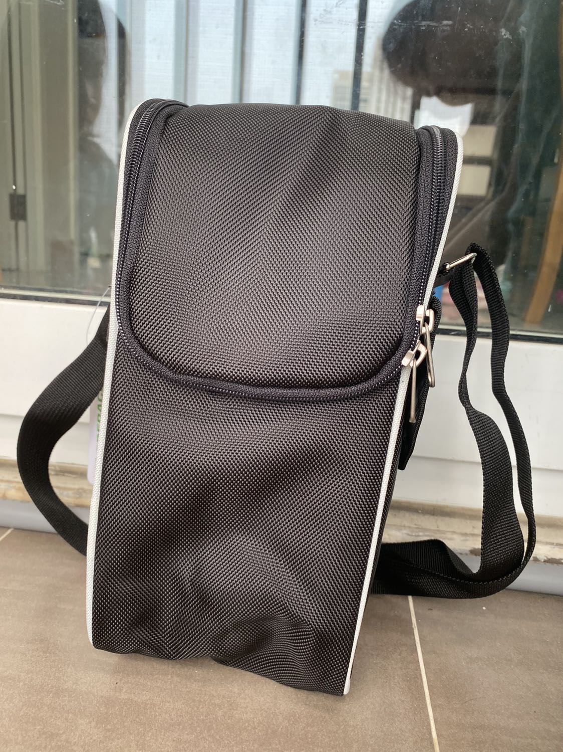 Túi đep hơn trong hình, màu và chất vải rất đẹp, có hai ngăn nhỏ hai bên nữa rât tiện. Đóng gói đẹp, giao hàng nhanh, tiếp tục ủng hộ