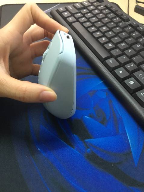 Màu sắc chuột trang nhã, xanh rất đẹp rất giống ảnh chân thực . Chuột cầm đầm tay, chắc chắn, mình *** thấy click êm không có tiếng ồn đúng như quảng cáo, hàng đóng gói cẩn thận, đẹp. Giao hàng nhanh. Shop tư vấn rất có tâm,  nhiệt tình. Sẽ ủng hộ Shop thêm. Nên mua nhé mn