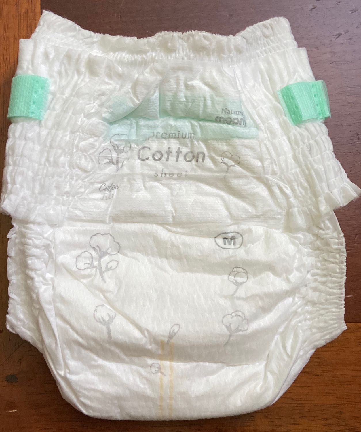 Tã mềm, thấm hút tốt. 2 bên hông có băng dán dài, khi tã bẩn dùng băng quấn gọn, ko bị rơi chất thải bên trong.  Tuy nhiên cỡ hơi chật. Cỡ M cho bé từ 5-10 kg. Bé 8kg đóng bị chật. Nên mua tăng 1 size so với bao bì ghi nếu gần mức cân chặn trên.