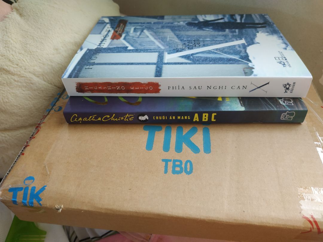 giao hàng siêu nhanh luôn ạ. đặt trc khi đi ngủ sáng ngủ chưa đã 8h đã nghe shipper gọi lấy hàng rồi.
sách bọc 1 lớp seal vs bìa carton, giao nội thành nên ko bị trầy xước gì.
nội dung sách ko phải bàn cãi, truyện của agatha siêu đỉnh. Tính ra tiki giá rẻ hơn bất cứ trang thương mại điện tử nào, lại ko sợ *** vs ship siêu nhanh nên mình sẽ trung thành với tiki ạ