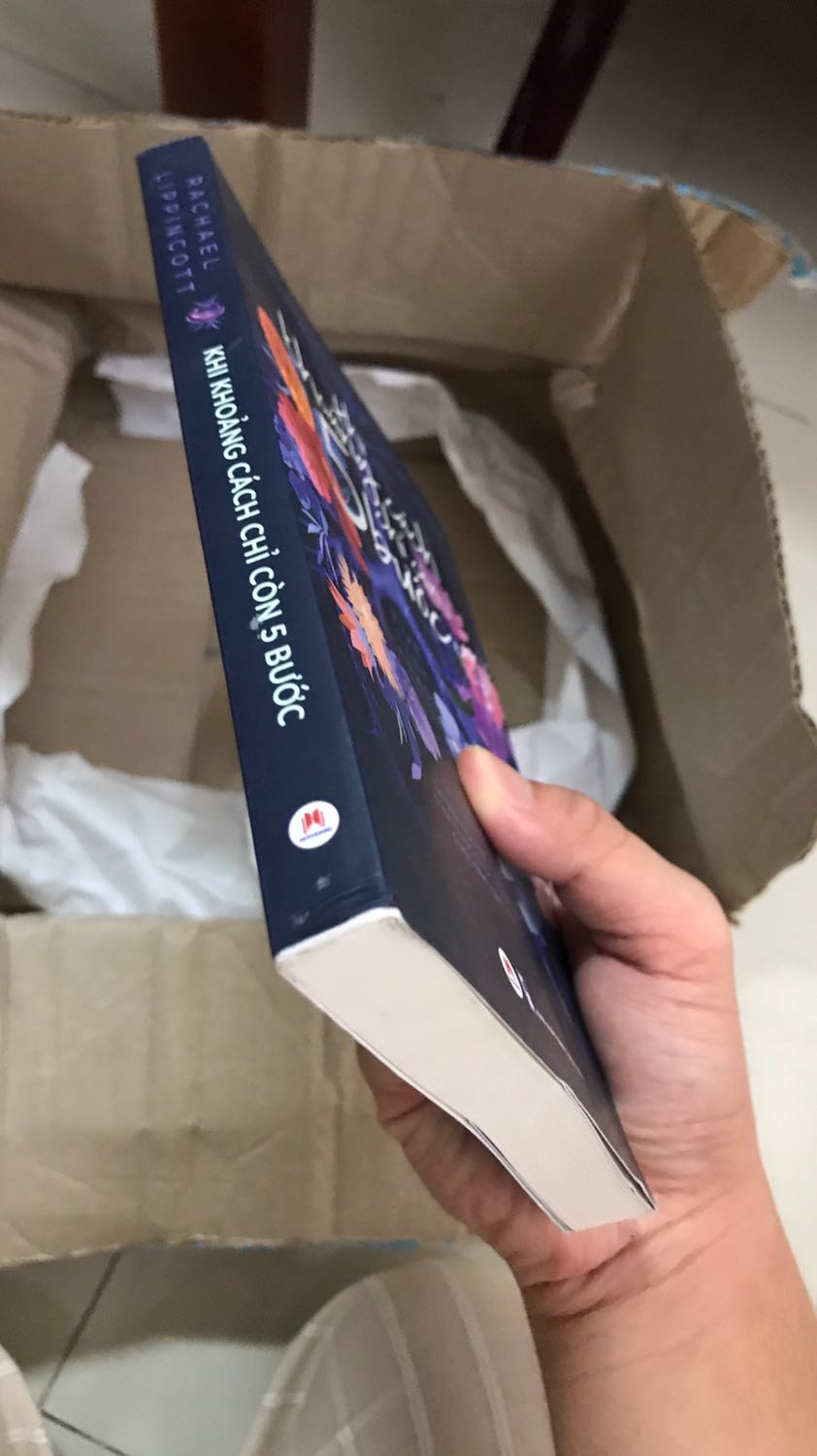 Phần đóng gói mình thấy rất hời hợt không chắc chắn, làm cho bìa sách bị méo cong. Tuy không quá đến nổi phải đổi trả, nhưng mình cảm thấy rất buồn vì sự thiếu ân cần trong việc đóng gói sách của tiki trading…