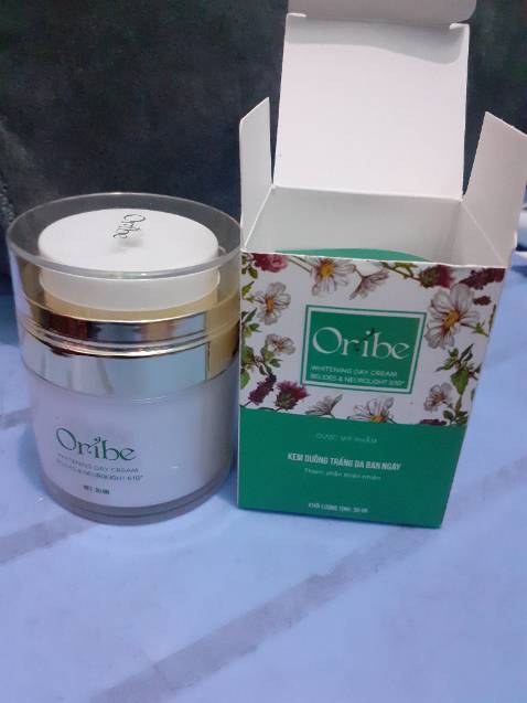 Mình thấy thành phần thiên nhiên nên mua dùng thử. Kem thoa lên mịn màng. Không thấy châm chích. Thơm nhẹ. Không hề nặng mùi. Nói chung mình rất ưng ạ. Thích nhất là ấn sản phẩm để lấy kem ra. Rất vệ sinh luôn ạ mà giữ cho kem ko bị tiếp xúc không khí nhiều. Shop tư vấn rất nhiệt tình và nhanh nhẹn ạ. Chất lượng kem thì mình dùng hết hũ này đã sẽ feedback sau ạ ^^