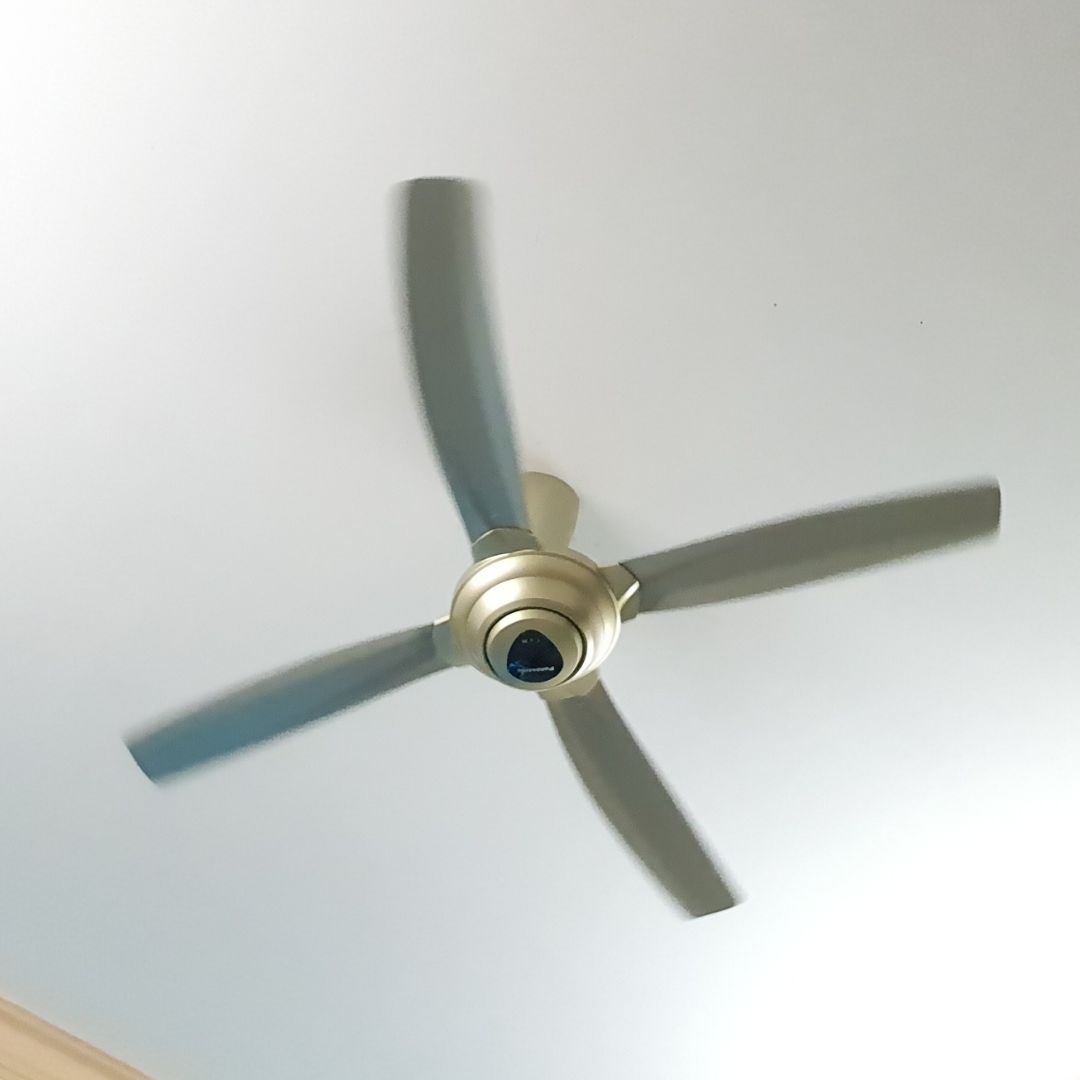 Quạt đẹp, quay êm, gió đều, thích hợp cho phòng 20-25 m2. Ti ngắn nên lắp ở trần cao vừa phải thôi.