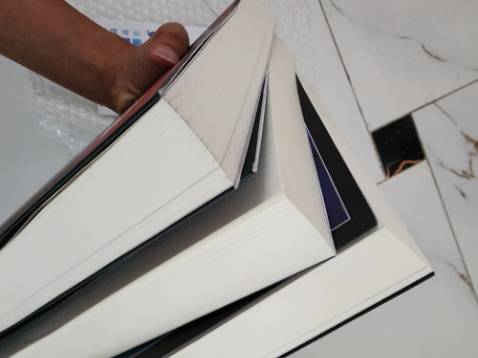 Sách bẩn, dập và không có seal. Thấy t săn được giá rẻ nên gửi sách cũ phải không ?