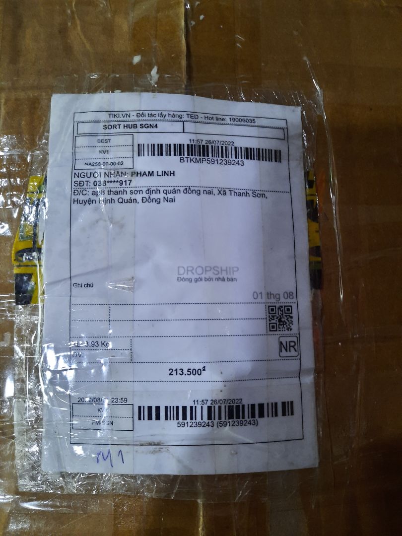 Giao hàng không đúng mẫu đặt, hàng này của người khác đặt không biết lỗi bên giao hay bên bán hàng lại dán tên mình đặt hàng lên phía trên rùi giao cho mình. Mong shop giải quyết vấn đề này