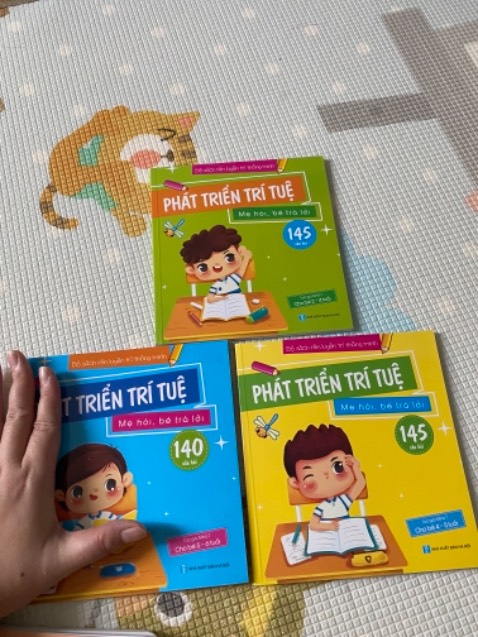 Sách nhìn chung là khá hay. Tuy nhiên sách hơi nhỏ, khổ giấy bên trong còn chia làm 2 nội dung nên với 1 số bé còn nhỏ sẽ hơi khó để nhìn chi tiết.