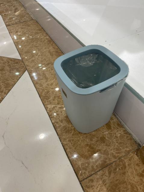 Rất đẹp và chắc chắn, ưng cái tông màu Patel này dữ luôn! Chất nhựa cứng cáp, đẹp tốt nhìn rất sang và hiện đại. Nắp có vòng để dấu túi rác lại rất đẹp mắt. Đúng tích lớn 12 lít phù hợp với nhu cầu. Mình mua mấy cái liền để tại store quần áo của mình best hợp over hợp luôn. Rất hài lòng!!!