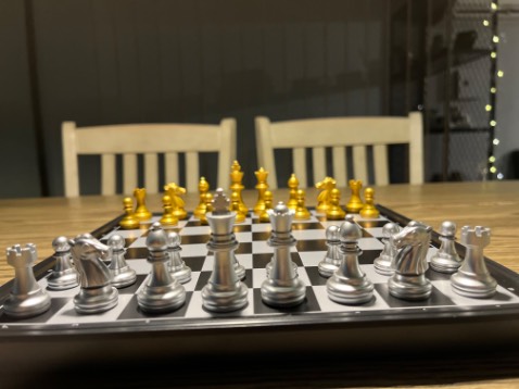 Kích thước phù hợp để bỏ túi mang theo, màu đẹp nha.
Giá xứng đáng, mua làm quà cho các bạn nhỏ. 
Để trên bàn thì nhìn hơn nhỏ. Nhưng mình thấy như vầy vừa rồi. 
Có thể sẽ ko phù hợp với ai chơi cờ cần bàn cờ lớn nhìn bao quát. Mình ko biết chơi cờ nên chém gió vậy rhôi.