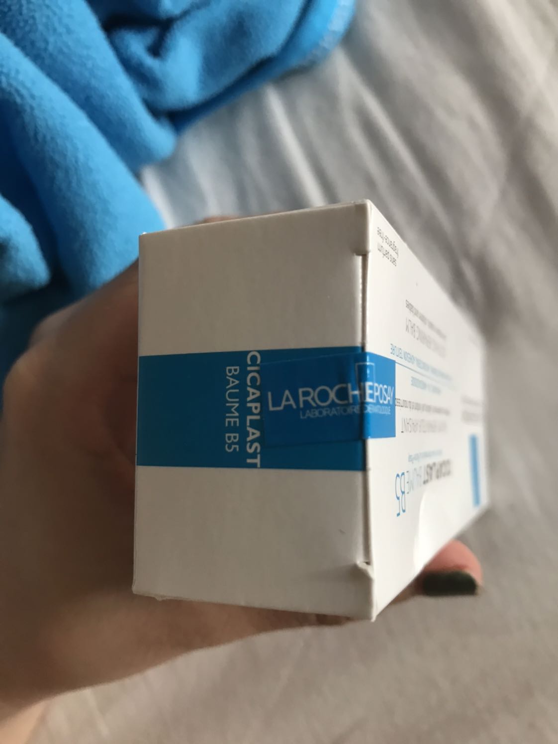 Mình đã sử dụng được 1 tgian, lúc đầu mình có hơi lăn tăn vì có review về e này kem đặc cgiac khá nặng mặt. Nhưng thực tế mình dùng rất oke, kem đặc, chỉ lấy cỡ hạt ngô là đủ nè, từ sáng tới chiều ko bị bóng dầu. Tối mình vẫn dùng e này, sáng hsau mặt vẫn mướt, 5 sao cho chất lượng giữ ẩm và phục hồi da. Cảm giác B5 của La Roche rất xịn xò nhé. 
Tiki giao hàng nhanh, hàng chính hãng, vẫn 10 điểm cho Tiki nè ❤️ 
Mình recommend em này cho những ai da hỗn hợp, da khô nhé