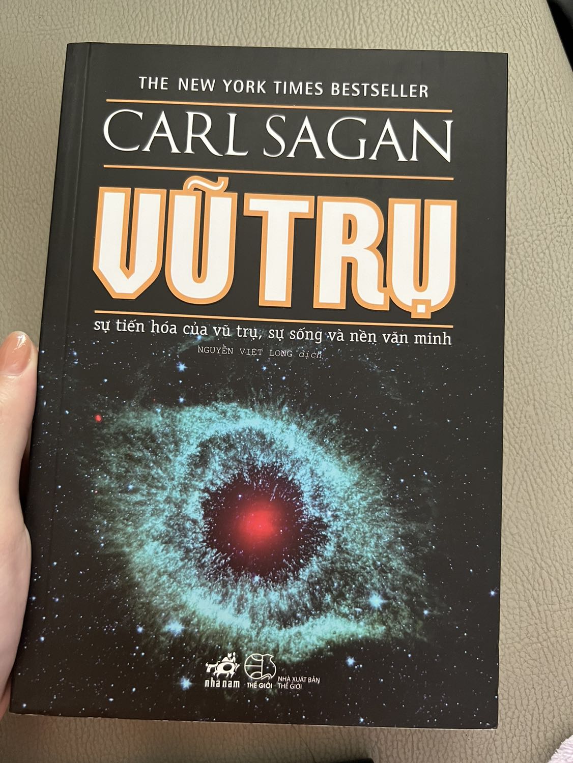 Giao hàng ko đóng gói, chống xóc chống nước gì cả chỉ bỏ vô hộp giấy r giao đi thôi nên góc sách cũng bị trầy lem nhem bị bụi nữa huhu