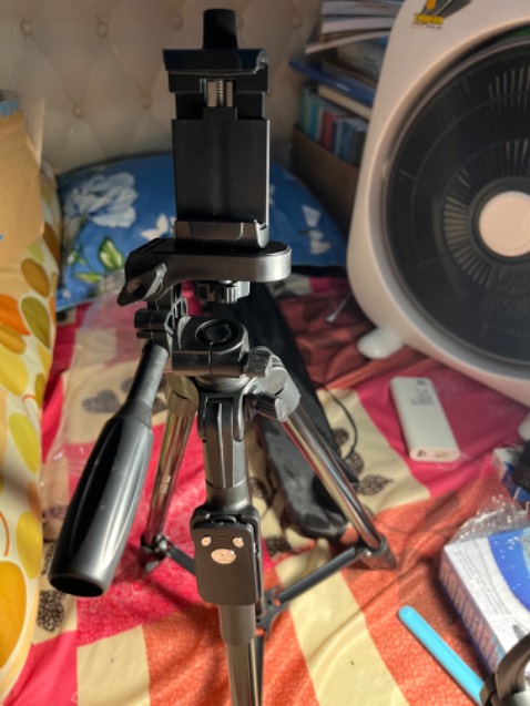 Sản phẩm chắc chắn, đứng vững, gắn vừa 13 PM nguyên ốp, shop tư vấn có tâm, cái giá tặng kèm bụi quá nha, điện thoại mình nặng cũng đứng không vững, cái nhẹ hơn thì ok