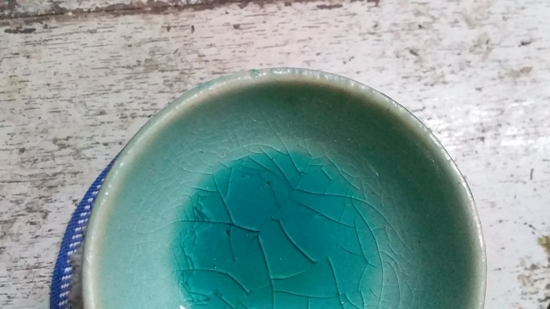 Tiki giao hàng thì đúng hẹn rồi. Hộp carton hơi bị méo và nhăn. Đèn xông gói bằng 1 lớp giấy báo và bọc xốp cũng ok, cơ mà giấy xốp gói bám bụi đen nhìn ko được vệ sinh lắm. Lỗi gói hàng mình có thể bỏ qua nhưng mi