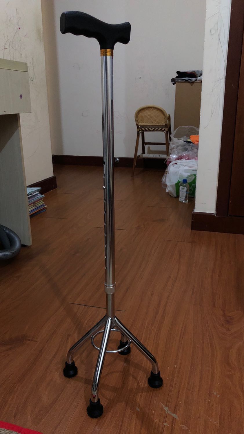 Mình nhận hàng thấy sản phẩm sáng bóng khá đẹp. Gậy nhẹ và chắc chắn. Có nhiều nấc có thể thay đổi chiều cao cho phù hợp. 

4 chân chắc và vững. Có miếng nhựa chống trượt. 

Đánh giá 5 sao. Mình mua giá quanh 150k cũng phù hợp.