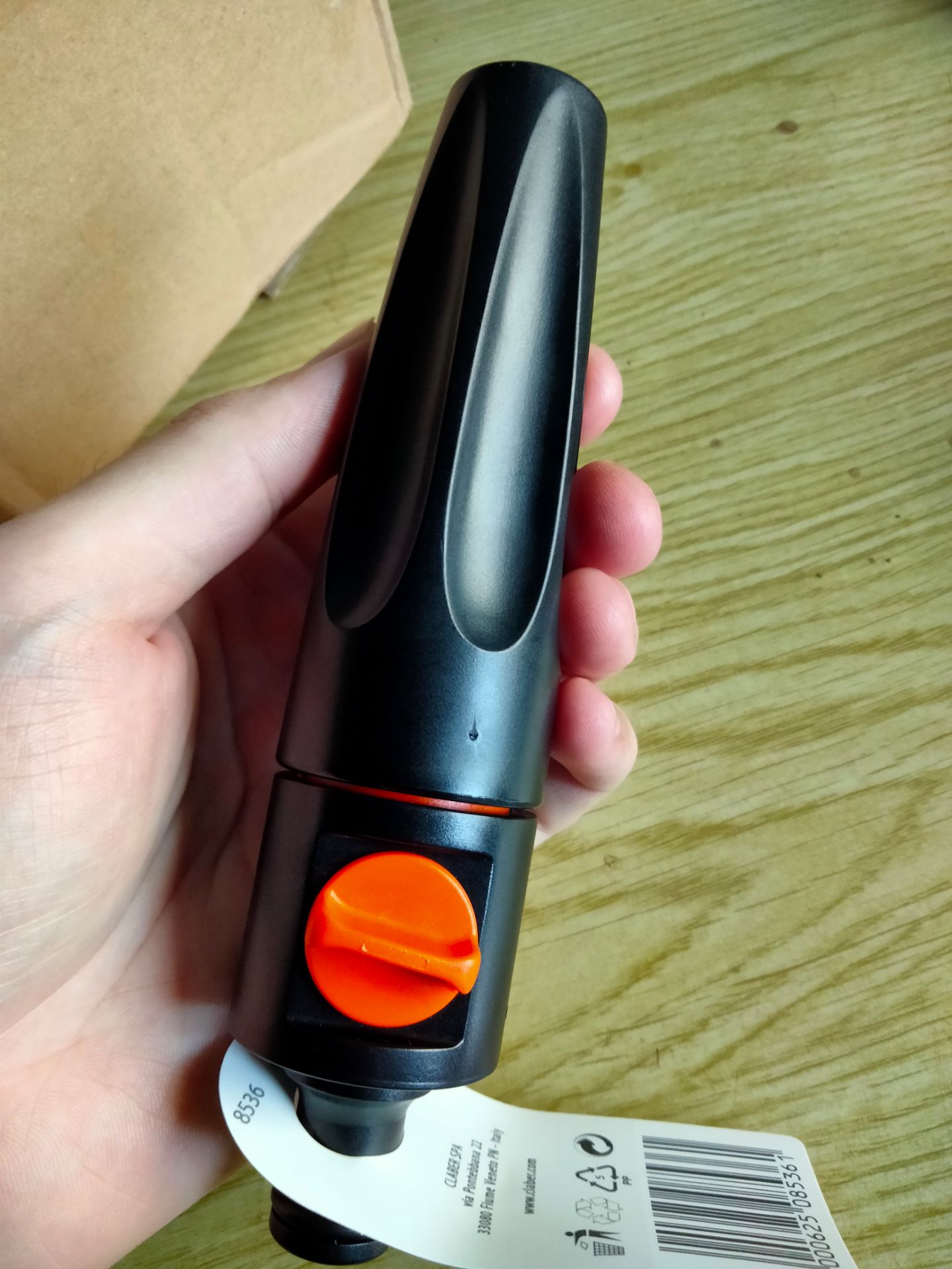 Hàng như mô tả. cầm chắc chắn.
Trên thân có vết trầy. Nước ra yếu hơn đầu vào (nhà mình không tăng áp nhưng nước cũng không đến nỗi)