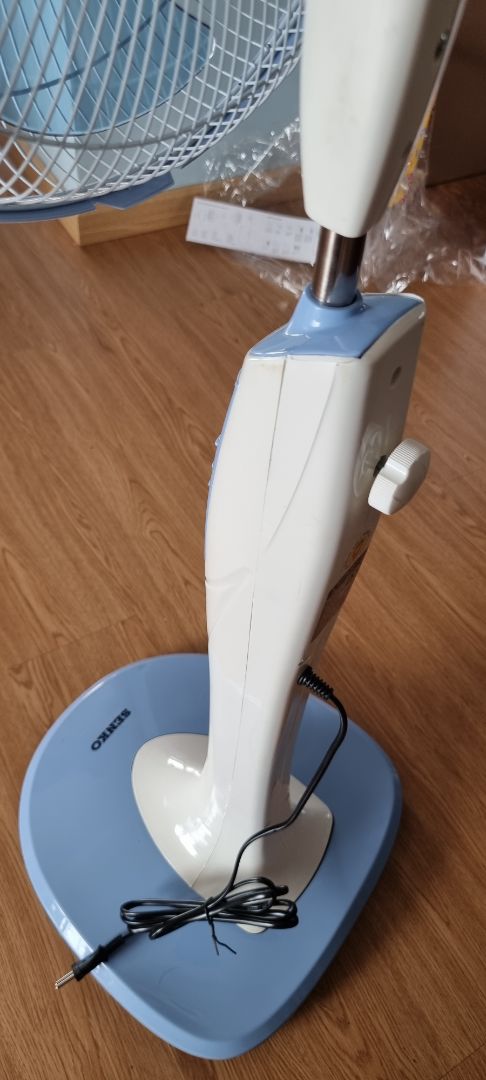 SP k quá xuất sắc, các mối ghép nhựa hở, k mượt. Có đk từ xa, 3 chế độ gió chạy khá êm. Nhìn chung ổn trong tầm giá nhg hình thức chỉ ở mức trung bình. Giao màu ngẫu nhiên k đc chọn màu nha mn. Ai muốn sp cao cấp hơn và chọn màu theo sở thích thì nên cân nhắc.